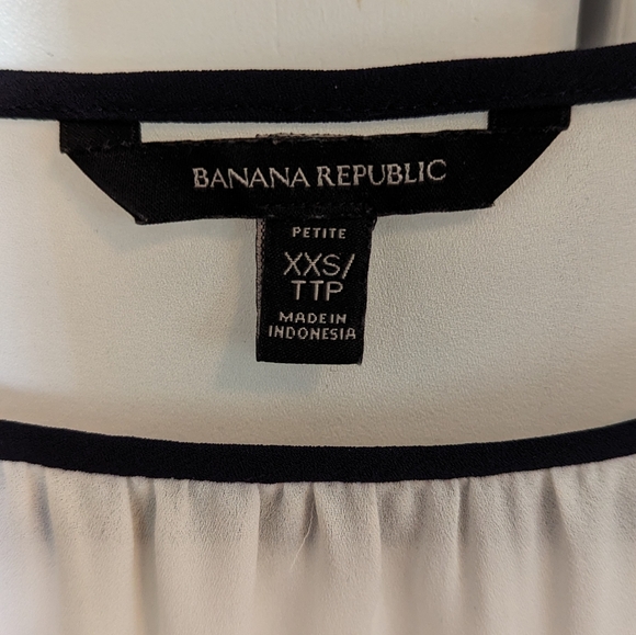 Blouse XXSP with beautiful detailing around the neck line in Blue - Picture 2 of 4